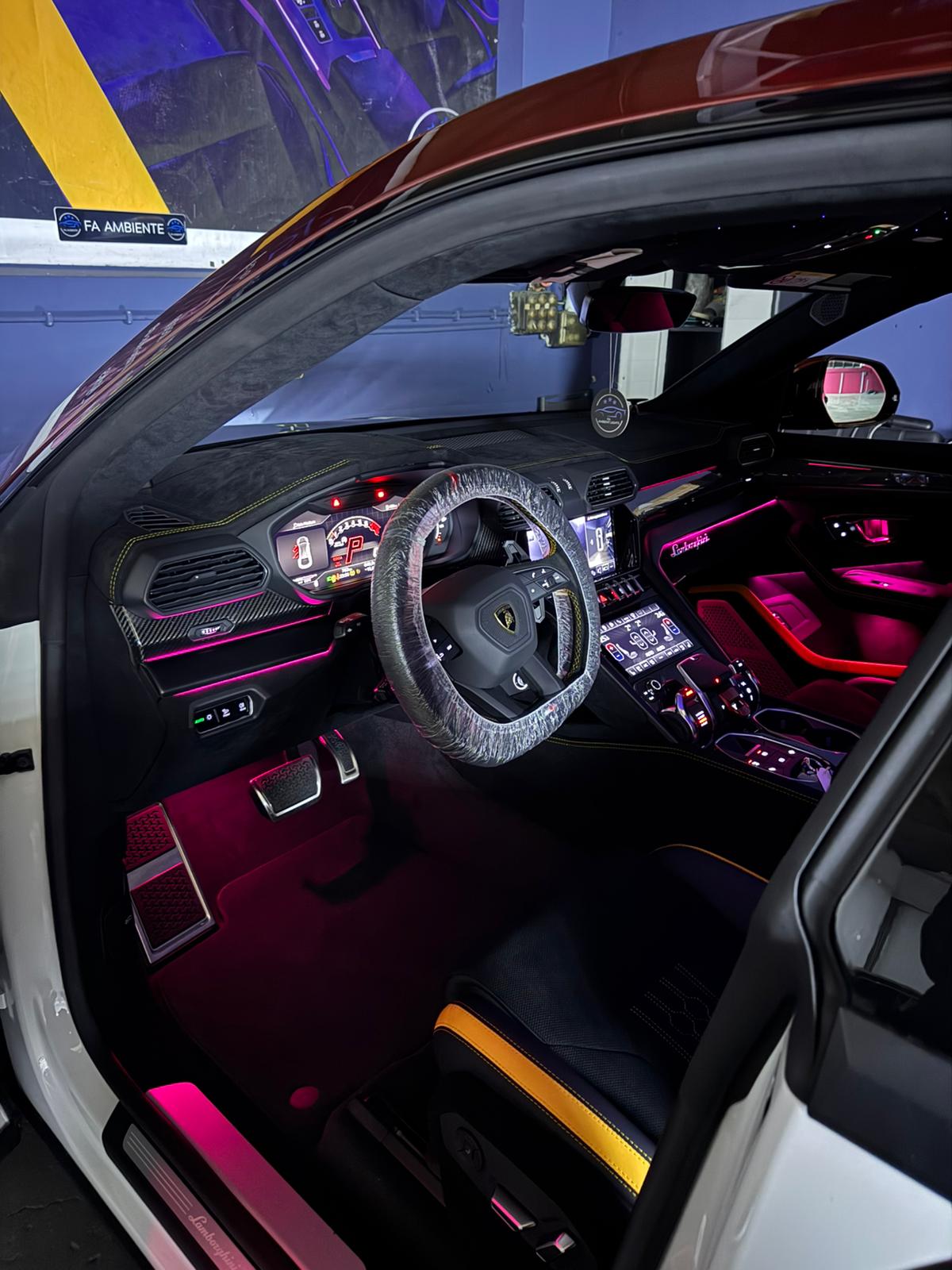 Ambiente Beleuchtung für Lamborghini Urus – Bild 14